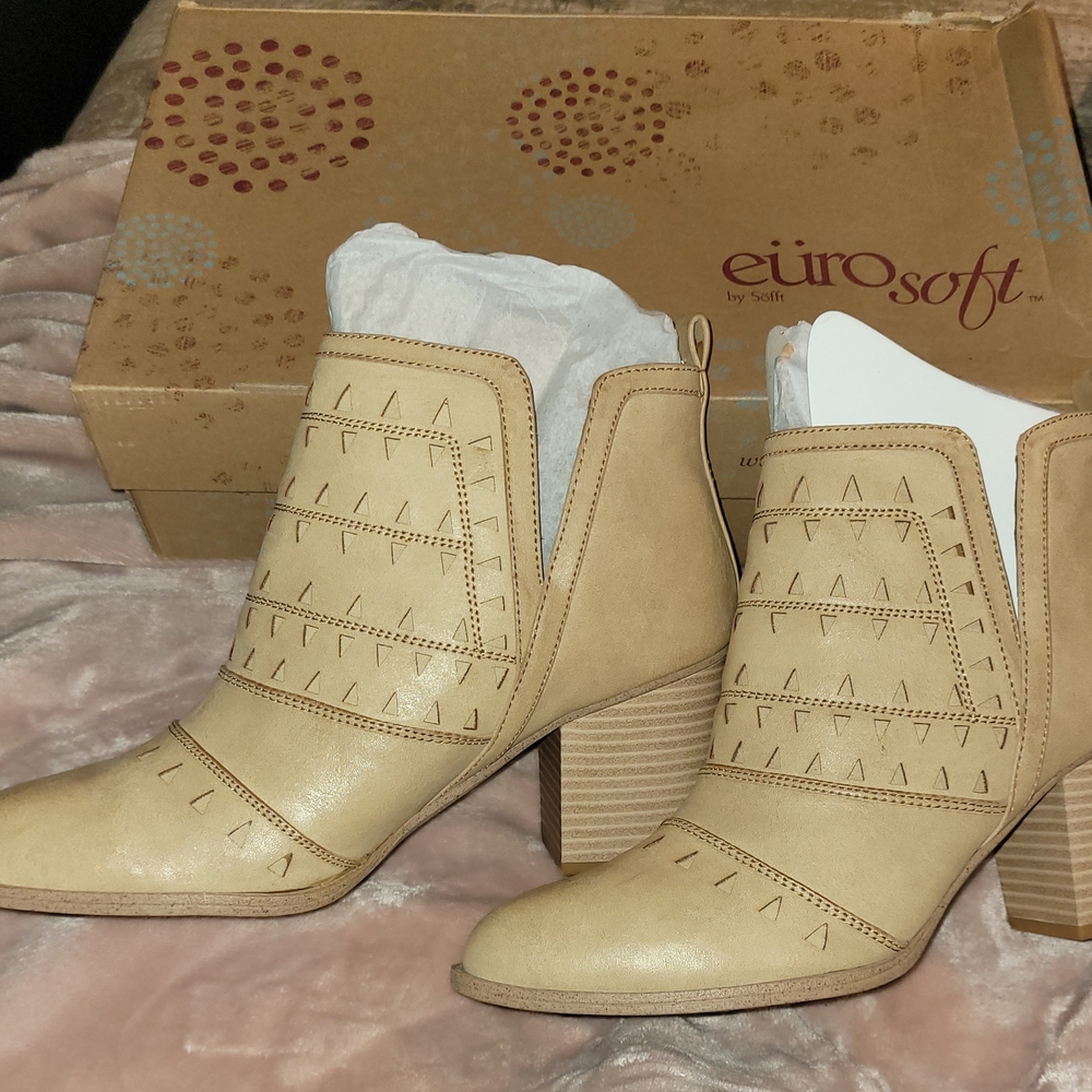 Eurosoft Women's Beige Ankle Booties